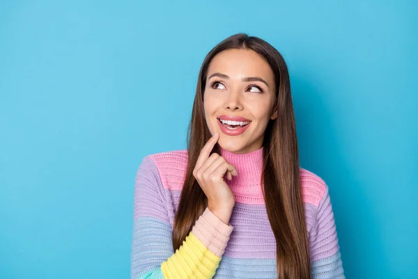 Close-up portret van mooie vrolijke nieuwsgierige langharige meisje gissen maken oplossing geïsoleerd op felblauwe kleur achtergrond — Stockfoto