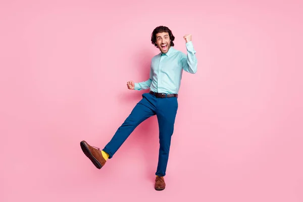 Foto corpo pieno di giovane uomo sorriso pugni positivi mani felice vittoria sconto urlare sì calzini gialli isolato su sfondo di colore rosa — Foto Stock