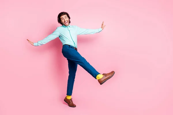 Full body foto di pazzo energico marrone capelli uomo divertirsi pazzo andare a piedi isolato su sfondo di colore rosa — Foto Stock