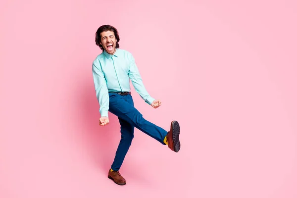 Full body foto di giovane uomo eccitato felice celebrare vincere pugni vittoria mani urlo sì isolato su sfondo di colore rosa — Foto Stock