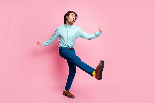 Ganzkörperfoto von jungen gutaussehenden Mann tragen Formalwear Outfit gelbe Socken verrückt hallo Gruß isoliert über rosa Farbhintergrund — Stockfoto