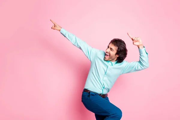 Φωτογραφία του νεαρού πολυεθνικού άνδρα ευτυχής ενθουσιασμένος δείκτης σημείο δάχτυλα κενό χώρο απομονωμένο πάνω από ροζ φόντο χρώμα — Φωτογραφία Αρχείου