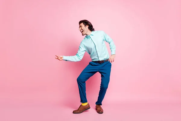 Full body foto di giovane bello arabo uomo sorriso felice divertirsi godere di danza guardare spazio vuoto isolato su sfondo di colore rosa — Foto Stock