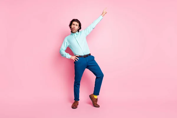 Full body foto di giovane uomo attraente eccitato fresco pazzo godere di musica danza isolato su sfondo di colore rosa — Foto Stock