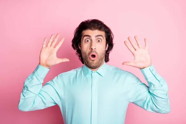 Photo de jeune homme multiethnique stupéfait choqué surpris nouvelles de fausse nouveauté mains vers le haut isolé sur fond de couleur rose — Photo