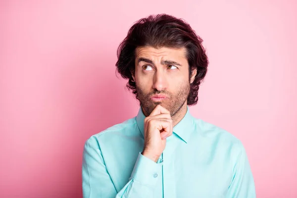 Foto de jovem homem bonito multiétnico acho que pensativo mão toque queixo olhar espaço vazio isolado sobre cor rosa fundo — Fotografia de Stock