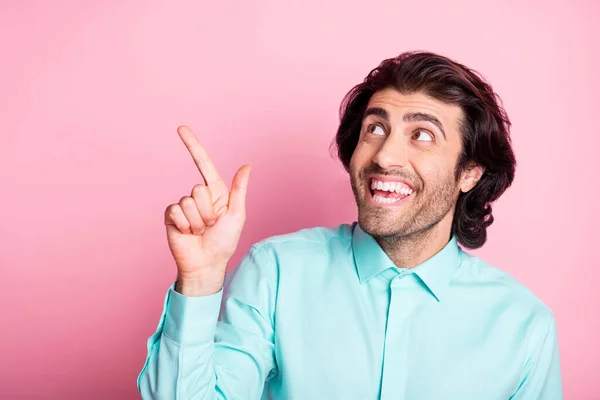 Foto de joven atractivo feliz hombre alegre mostrar índice dedo vacío espacio ad promo aislado sobre fondo de color rosa — Foto de Stock