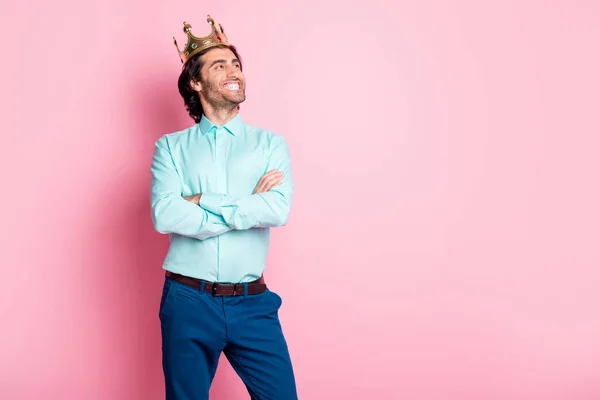 Foto retrato del orgulloso príncipe con los brazos cruzados mirando el espacio en blanco aislado sobre fondo de color rosa pastel — Foto de Stock