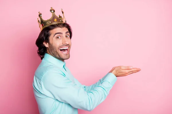 파스텔 핑크 색 배경 위에 빈 공간을 손에 들고 미소짓고 있는 왕의 사진 프로필 — 스톡 사진