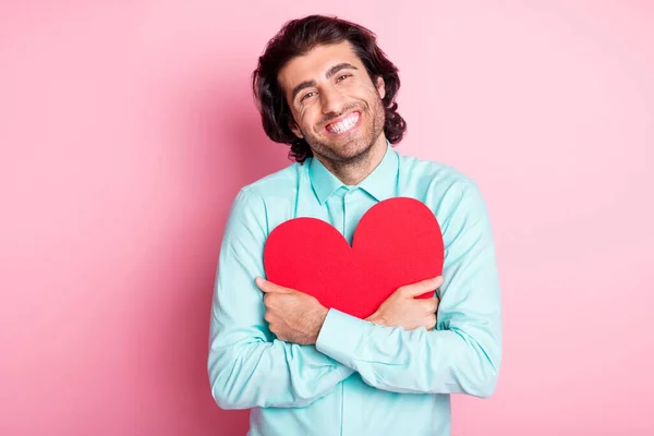Foto retrato del hombre abrazando gran recorte de corazón rojo aislado sobre fondo de color rosa pastel — Foto de Stock