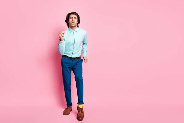 Bilde av et bilde av dansende mann som knipser fingre ved siden av tomme rom isolert på pastellrosa bakgrunn – stockfoto