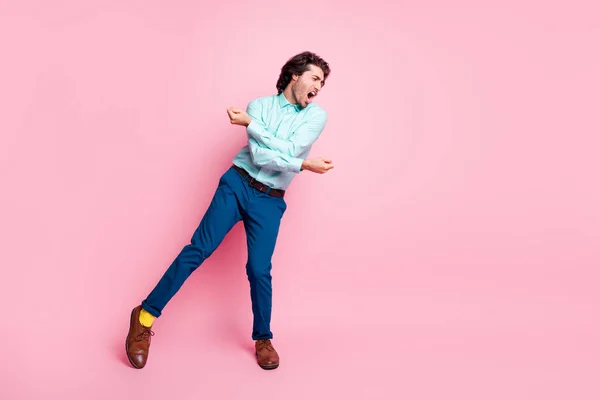 하얀 배경에 빈 공간이 있는 파스텔 핑크 색 배경 위에서 춤을 추는 남자의 사진 전체 — 스톡 사진