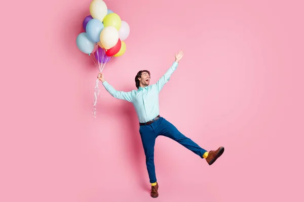 Foto retrato vista de cuerpo completo del hombre extendiendo los brazos piernas como estrella de pie sobre una pierna sosteniendo globos de helio aislados sobre fondo de color rosa pastel —  Fotos de Stock