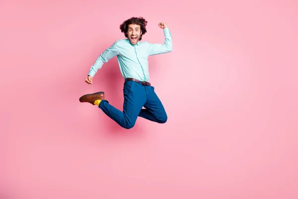 Foto ritratto vista corpo pieno di urla uomo che celebra saltando isolato su sfondo rosa pastello — Foto Stock
