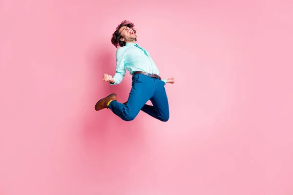 Foto de cuerpo entero retrato de loco saltando gritando aislado sobre fondo de color rosa pastel —  Fotos de Stock