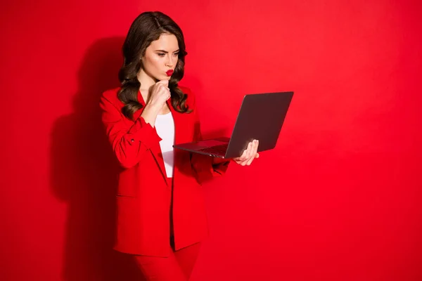 Pensive smart agent flicka läsa statistik på laptop tror bära byxor blazer isolerad över glans röd färg bakgrund — Stockfoto