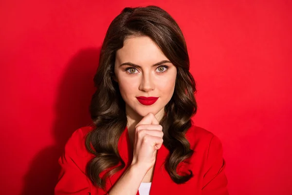 Retrato de lindo olhar magnífico senhora no queixo toque da câmera com dedo desgaste terno isolado sobre vermelho cor brilhante fundo — Fotografia de Stock