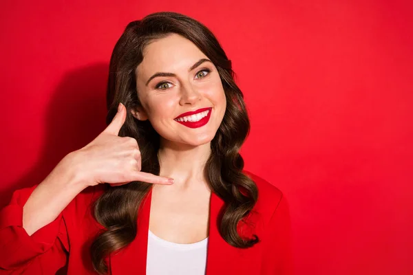 Retrato de dulce chica bonita mostrar manos señal llamada teléfono desgaste traje brillante chaqueta aislado sobre fondo de color rojo brillante —  Fotos de Stock