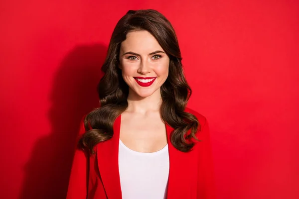 Muotokuva makea upea nainen hymy hammas kameran kulumista puku eristetty kirkkaan punainen väri tausta — kuvapankkivalokuva
