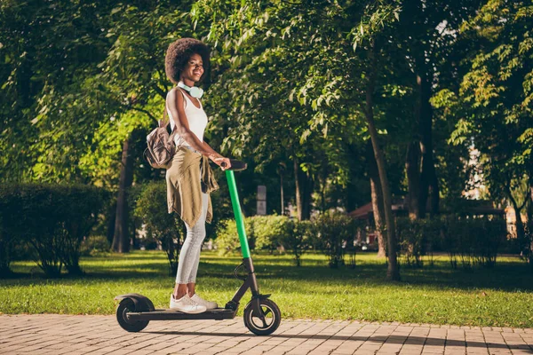 Longitud completa tamaño del cuerpo perfil vista lateral de su ella agradable atractivo bastante delgado ajuste flaco alegre alegre chica cabalgando patada scooter pasar fin de semana pueblo campo al aire libre —  Fotos de Stock