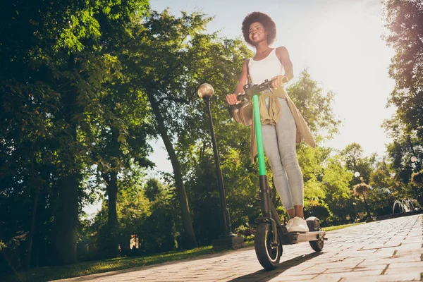 Longitud completa tamaño del cuerpo vista de ella ella agradable atractivo delgado ajuste delgado flaco alegre alegre chica montando patada scooter pasar día soleado vacaciones buen tiempo sol luz luz aire fresco al aire libre —  Fotos de Stock