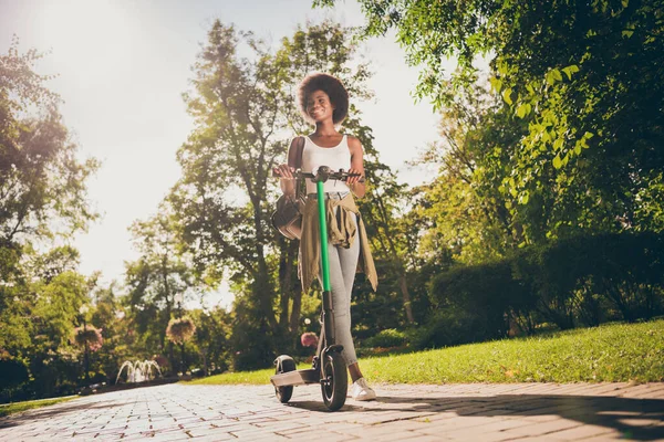 Longitud completa tamaño del cuerpo vista de ella ella agradable atractivo bastante delgado ajuste delgada alegre alegre chica va a caballo patada scooter vida saludable estilo de vida buen tiempo aire fresco al aire libre —  Fotos de Stock