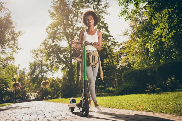 Longitud completa vista del tamaño del cuerpo de ella ella agradable atractivo delgado ajuste alegre chica va a caballo patinete scooter pasar tiempo deporte actividad sol día luz buen tiempo al aire libre —  Fotos de Stock