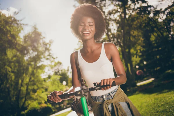 Portret van haar ze mooi uitziende aantrekkelijke vrij slanke pasvorm dunne vrolijke vrolijk blij golvend harig meisje wandelen paardrijden kick scooter hebben plezier sport activiteit zon licht zonlicht op frisse lucht buiten — Stockfoto