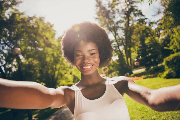 Foto portret van zwart-gevild meisje schieten selfie in de zon buiten — Stockfoto