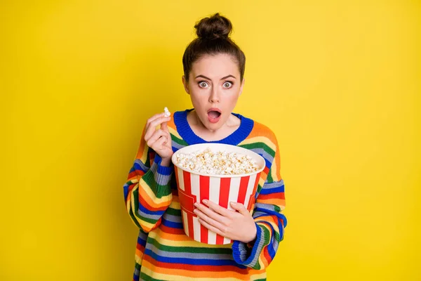 Foto der jungen Frau erstaunt überrascht schockiert essen Popcorn sehen Thriller Film isoliert über gelben Farbhintergrund — Stockfoto