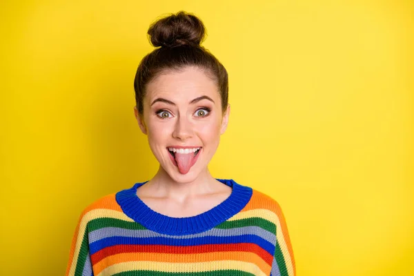 Foto wanita muda menarik tersenyum positif menyenangkan lidah gila-keluar terisolasi dengan latar belakang warna kuning — Stok Foto