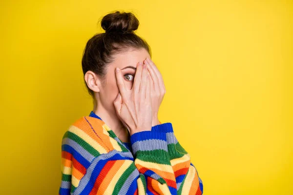 Profiel zijkant foto van jonge vrouw hand dekking ogen bespioneren eng doodsbang horloge horror film geïsoleerd over gele kleur achtergrond — Stockfoto