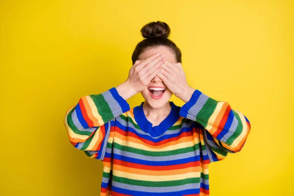 Foto von jungen attraktiven Mädchen glücklich lächeln aufgeregte Hände bedecken Augen isoliert über gelben Farbhintergrund — Stockfoto