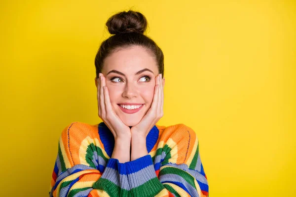 Foto de jovem menina bonita feliz sorriso positivo sonho sonhador olhar espaço vazio isolado sobre fundo de cor amarela — Fotografia de Stock