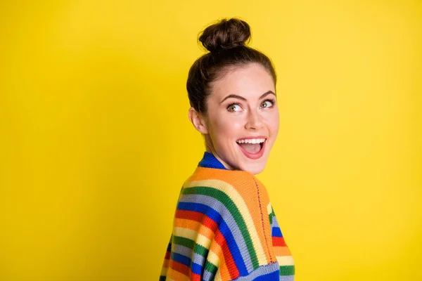 Προφίλ πλευρά φωτογραφία του νεαρού όμορφο κορίτσι έκπληκτος ενθουσιασμένος χαρούμενος θετικό χαμόγελο ματιά κενό χώρο απομονωμένο πάνω από κίτρινο φόντο χρώμα — Φωτογραφία Αρχείου