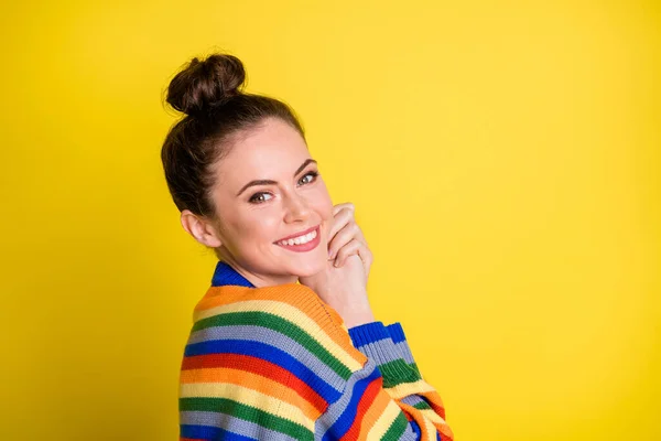 Profil sida foto av ung attraktiv flicka glad positiv leende söt bedårande isolerad över gul färg bakgrund — Stockfoto