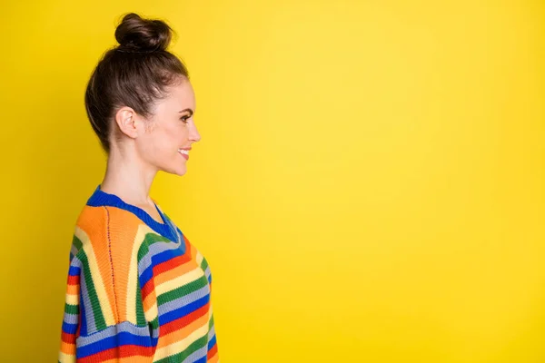 Perfil da foto lateral da jovem mulher bonita alegre sorriso positivo olhar espaço vazio isolado sobre fundo de cor amarela — Fotografia de Stock