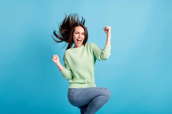 Фотографічний портрет веселої щасливої молодої дівчини, що кричить голосно, жестикулюючи, як переможець, тримаючи руки вгору посміхаючись ізольовано на яскраво-блакитному фоні — стокове фото