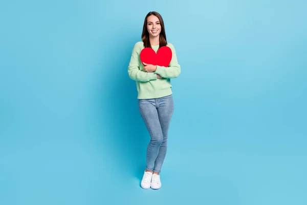 Pleine longueur taille du corps photo de belle fille mignonne célébrant la Saint-Valentin en gardant coeur rouge souriant isolé sur fond de couleur bleu vif — Photo