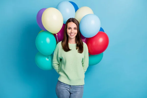 Foto retrato de estudante morena feminino escondendo pilha de balões coloridos vestindo roupa casual sorrindo isolado no fundo de cor azul vívido — Fotografia de Stock