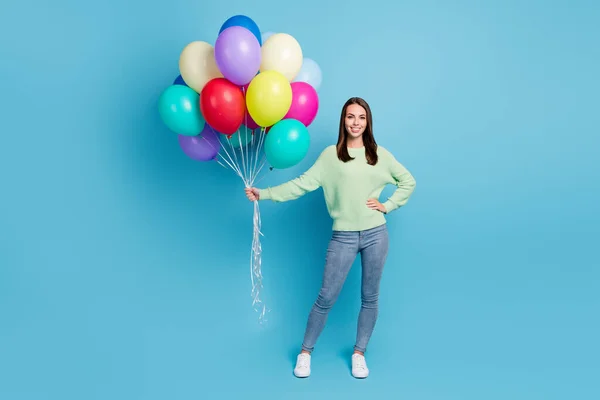 Ganzkörpergröße Foto von netten freundlichen Mädchen feiern Urlaub mit Luftballons lächelnd isoliert auf hellblauem Hintergrund — Stockfoto