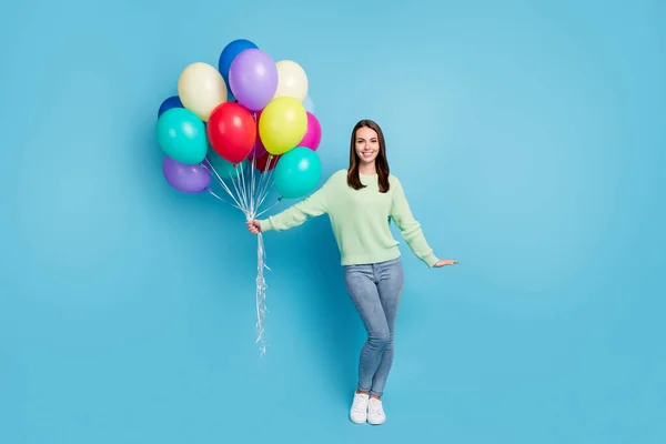 Volledige lichaamslengte foto van vrouwelijke student houden stapel van kleurrijke ballonnen dragen casual kleding geïsoleerd op felblauwe kleur achtergrond — Stockfoto