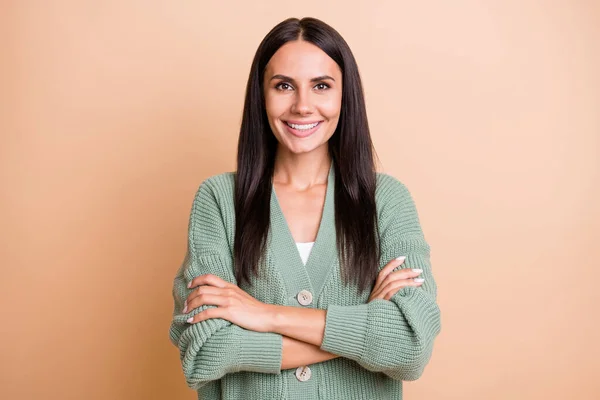 Portrait of optimistic girl crossed arms wear green sweater isolated on peach color background — Stock Photo, Image