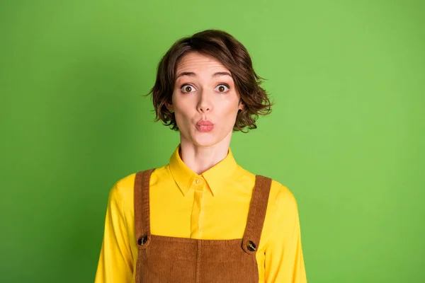 Zdjęcie zabawna dziewczyna zrobić wstrząśnięte usta dąsać nosić żółtą koszulę ogólnie odizolowany zielony kolor tła — Zdjęcie stockowe