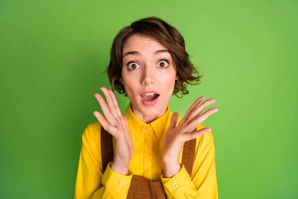 Fotografie vzrušené překvapené dívky dlaně tvář nosit žlutou košili celkově izolované zelené barvy pozadí — Stock fotografie