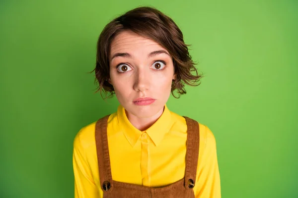 Zdjęcie smutne szokujące dziewczyna bez mowy twarz wygląd aparat nosić żółty koszula ogólnie odizolowany zielony kolor tło — Zdjęcie stockowe