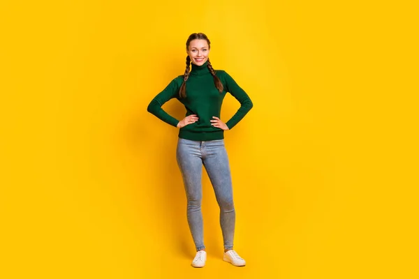 Portrait photo vue complète du corps de la femme confiante en pull vert isolé sur fond jaune vif — Photo