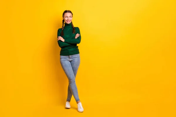 Foto retrato de cuerpo completo de la chica con los brazos cruzados mirando el espacio en blanco aislado sobre fondo de color amarillo vivo —  Fotos de Stock