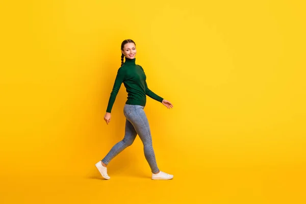 Tamanho total do corpo foto estudante do sexo feminino com tranças em gola alta passo para a frente sorrindo isolado no fundo de cor amarelo brilhante — Fotografia de Stock