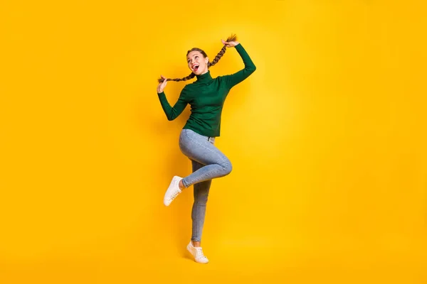Ganzkörpergröße Foto weibliche Studentin lachen tanzen fröhlich genießen isoliert auf lebendigen gelben Farbhintergrund — Stockfoto